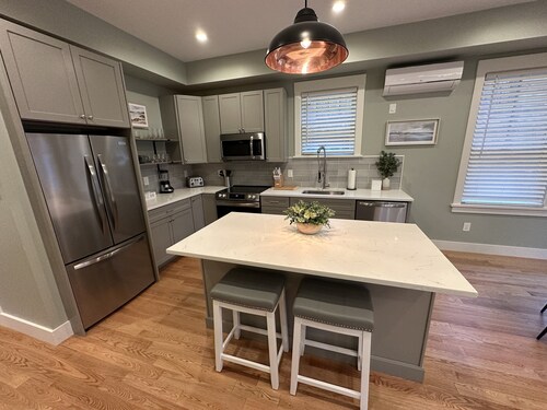 Brand New! 2 Bed W/ Private Deck 2 Bedroom Apts