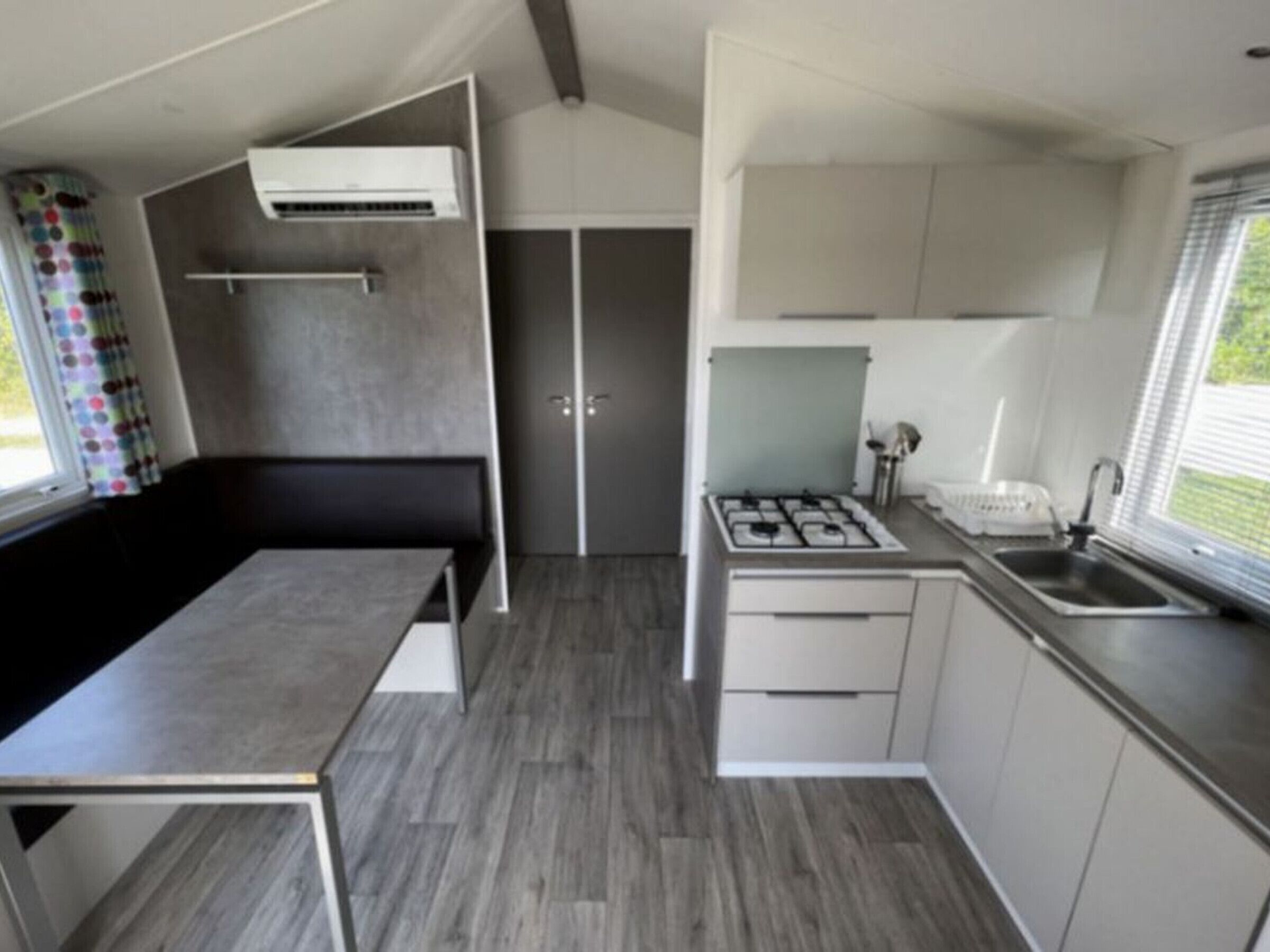 Réfrigérateur, micro-ondes, cafetière/bouilloire, grille-pain