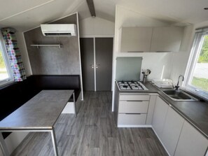 Réfrigérateur, micro-ondes, cafetière/bouilloire, grille-pain