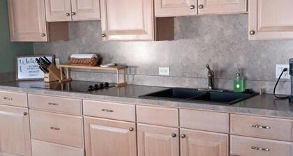 Cozy 1-bedroom apartment in Suttons Bay near Tart trail