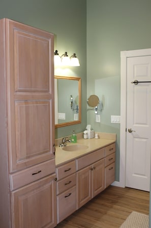 SĂšche-cheveux, serviettes fournies, savon, papier toilette