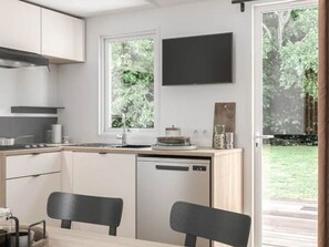 Kühlschrank, Mikrowelle, Wasserkocher mit Kaffee-/Teezubehör