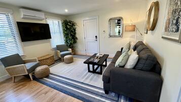 Căn hộ, 2 phòng ngủ | Khu phòng khách | Smart TV