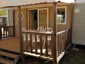 Outdoor dining - Comfortable Mobile Home with Terrace in Collias (Collias)