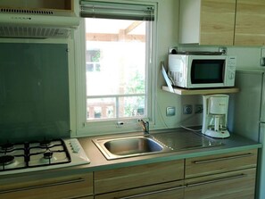 Fridge, microwave - Comfortable Mobile Home with Terrace in Collias (Collias)