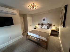 1 bedroom, laptop workspace, iron/ironing board, free WiFi - Modern 1 Bed/1 Bath/ Downtown Pelham St 1 Bedroom Home (Newport)