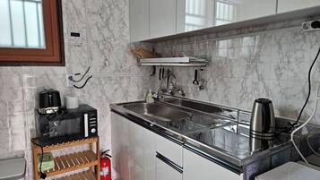 Duo | ู
ุทุจุฎ ุฎุงุต | ุซูุงุฌุฉ/ู
ุฌู
ุฏ ุจุญุฌู
ูุจูุฑุ ู
ููุฑููููุ ู
ููุฏ ุทูู ู
ุณุทุญุ ู
ุงูููุฉ ูุตูุน ุงูุฅุณุจุฑูุณู