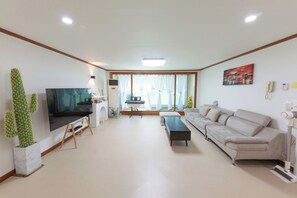 家庭三人房, 廚房, 花園景觀 | 起居區 | 45-吋智慧型電視，提供有線頻道