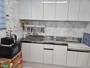 Duo | Cuisine privée | Grand réfrigérateur, micro-ondes, plaque de cuisson, machine à expresso