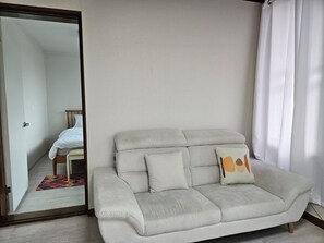 45-inch TV with cable channels - TOV STAY (Pyeongtaek-si)