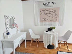 Kolmen hengen perhehuone, keittiö, näköala puutarhaan | Ylelliset vuodevaatteet, untuvapeitot