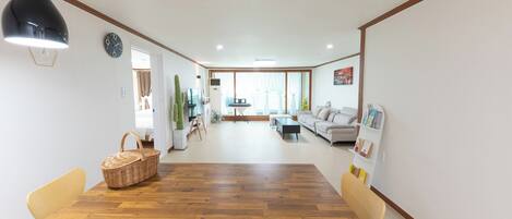 Tremannsrom – familie, kjøkken, hageutsikt | Oppholdsområde | En 45-tommers smart-TV med kabel-kanaler