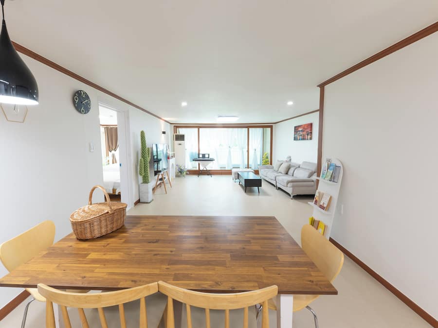 Familie bungalow, keuken, uitzicht op tuin | Woonruimte | Een 45-inch smart-tv met kabelzenders