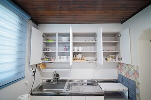 Refrigerador con freezer, microondas, placa de cocina, cafetera expreso