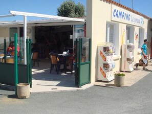 Outdoor dining - Mobile Home with Terrace - 4 people, 2 bedrooms in La Faute-sur-Mer (La Faute-sur-Mer)