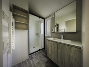 Bathroom - Mobile home with terrace in Saint-Coulomb (Saint-Coulomb)