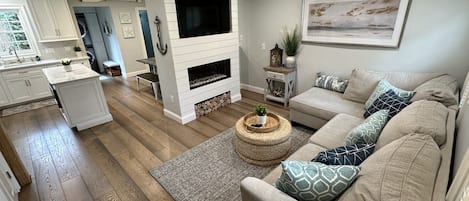 Casa, 2 habitaciones | Área de sala de estar | Smart TV