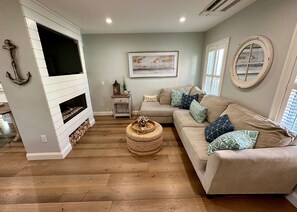 House, 2 Bedrooms | Living area - Beautifully Renovated 2 Bed 2 Bath Private Home 2 Bedroom Home (Newport)