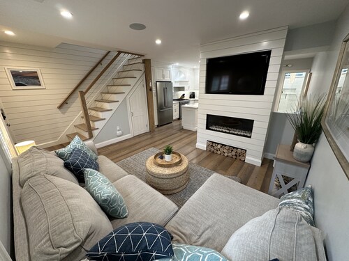 Beautifully Renovated 2 Bed 2 Bath Private Home 2 Bedroom Home