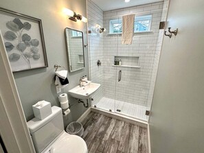 House, 2 Bedrooms | Bathroom - Beautifully Renovated 2 Bed 2 Bath Private Home 2 Bedroom Home (Newport)