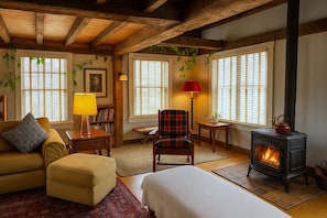 Living area - Magical Post And Beam Loft Downtown Newport! 2 Bedroom Apts (Newport)