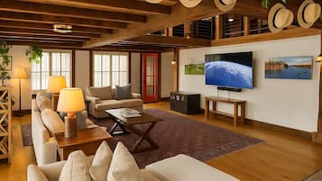 Apartment, 2 Bedrooms | Ruang tamu | TV Pintar