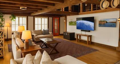 Magical Post And Beam Loft Downtown Newport! 2 Bedroom Apts