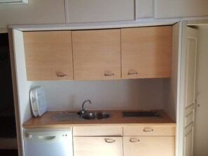 Fridge, microwave, dishwasher, coffee/tea maker