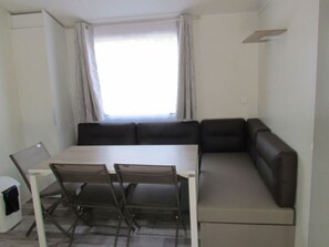 Dining - 31m² Mobile Home with Terrace - 3 Bedrooms, Sleeps 6 (La Grande-Motte)