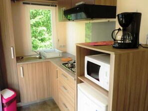 Fridge, microwave, coffee/tea maker - Mobile home 4 pers, 2 beds, garden and BBQ (Champagnac-le-Vieux)
