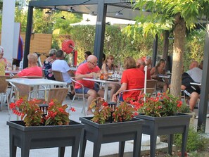 Outdoor dining - Accessible Mobile Home 4 ppl with Terrace (La Grande-Motte)