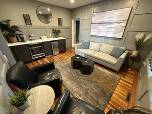 Living area - Contemporary 1 Bed/ 1 Bath On Historic Pelham St 1 Bedroom Home (Newport)