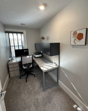 Interior - Contemporary 1 Bed/ 1 Bath On Historic Pelham St 1 Bedroom Home (Newport)