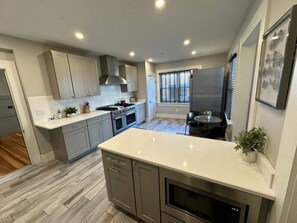 Private kitchen - Contemporary 1 Bed/ 1 Bath On Historic Pelham St 1 Bedroom Home (Newport)