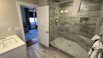 House, 1 Bedroom | Bathroom | Towels, shampoo