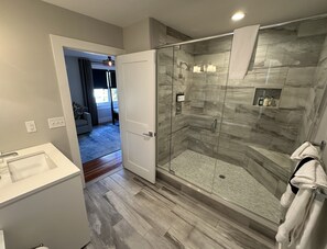 House, 1 Bedroom | Bathroom - Contemporary 1 Bed/ 1 Bath On Historic Pelham St 1 Bedroom Home (Newport)