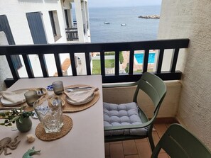 Outdoor dining - Modern apartment with terrace and pool 50m from the beach (L'Escala)