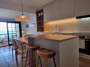 Fridge, microwave, oven, dishwasher - Modern apartment with terrace and pool 50m from the beach (L'Escala)
