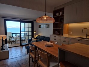 Interior - Modern apartment with terrace and pool 50m from the beach (L'Escala)