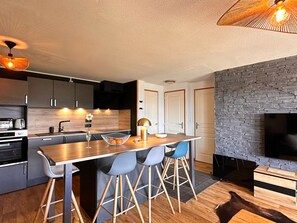 Private kitchen - Spacious apartment with 2 bathrooms, 2 bedrooms and sleeping nook (Chamrousse)