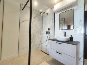 Bathroom - Air-conditioned studio with parking in Cap d'Agde (Cap d'Agde)