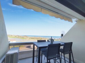 Outdoor dining - Air-conditioned studio with parking in Cap d'Agde (Cap d'Agde)