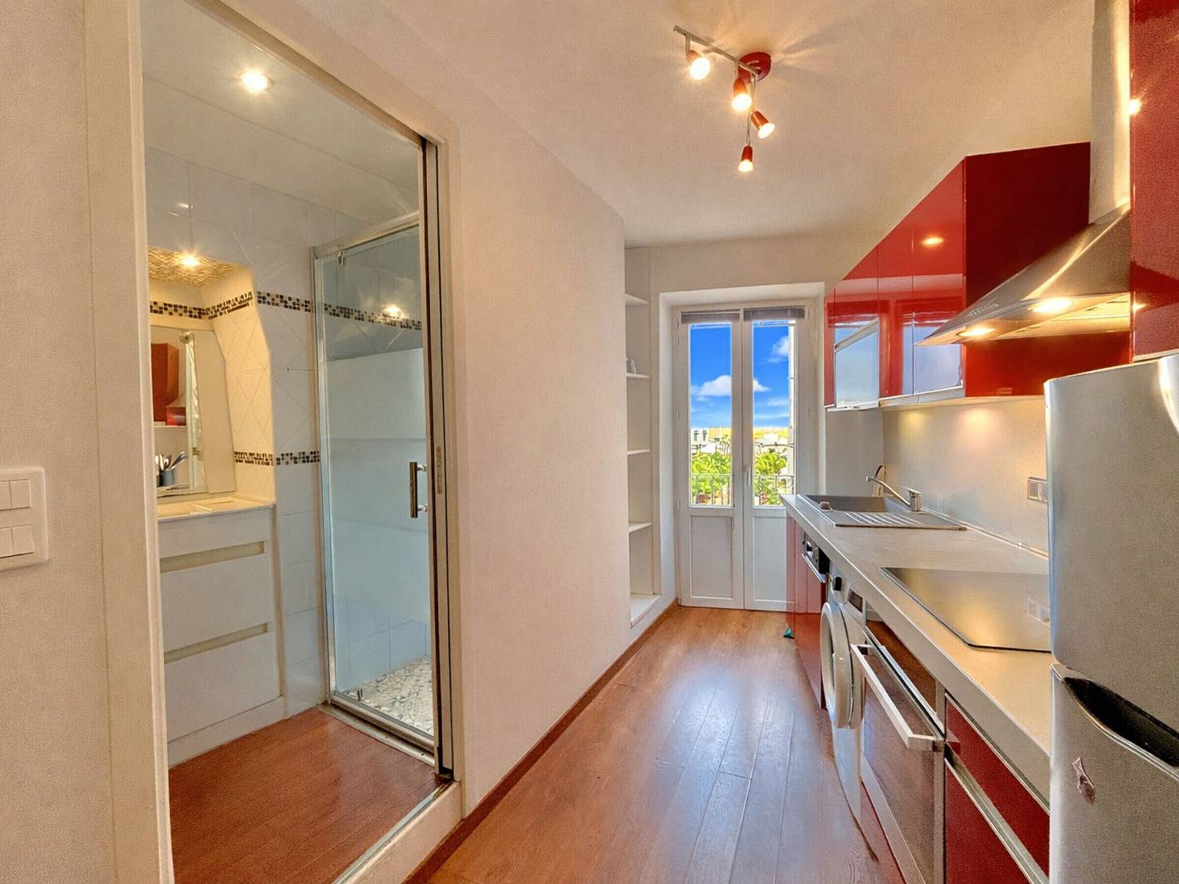 Réfrigérateur, four à micro-ondes, un four, surface de cuisson