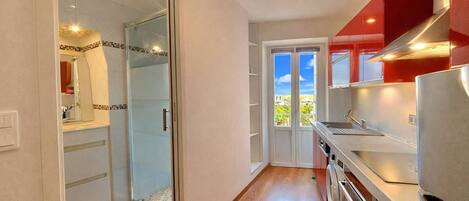 Réfrigérateur, four à micro-ondes, un four, surface de cuisson