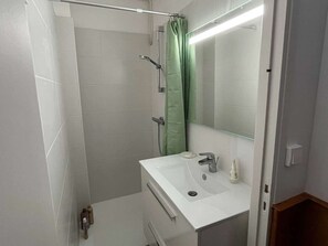 Bathroom - 3P Apartment Pet-Friendly at Stella-Plage (Cucq-Stella Plage)