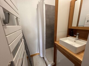 Bathroom - Studio with Cabins - Sleeps 4 - Parking - Close to Beach (Saint-Hilaire-de-Riez)