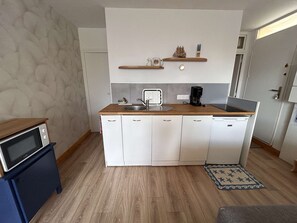 Fridge, microwave, oven, stovetop - Studio with Cabins - Sleeps 4 - Parking - Close to Beach (Saint-Hilaire-de-Riez)