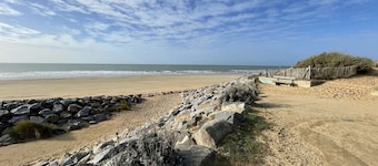 Studio with Cabins - Sleeps 4 - Parking - Close to Beach
