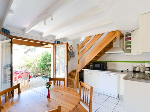 5-Sleeper Lodge with Pool in Gruissan