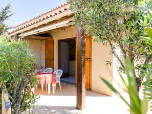 Outdoor dining - 5-Sleeper Lodge with Pool in Gruissan (Gruissan)